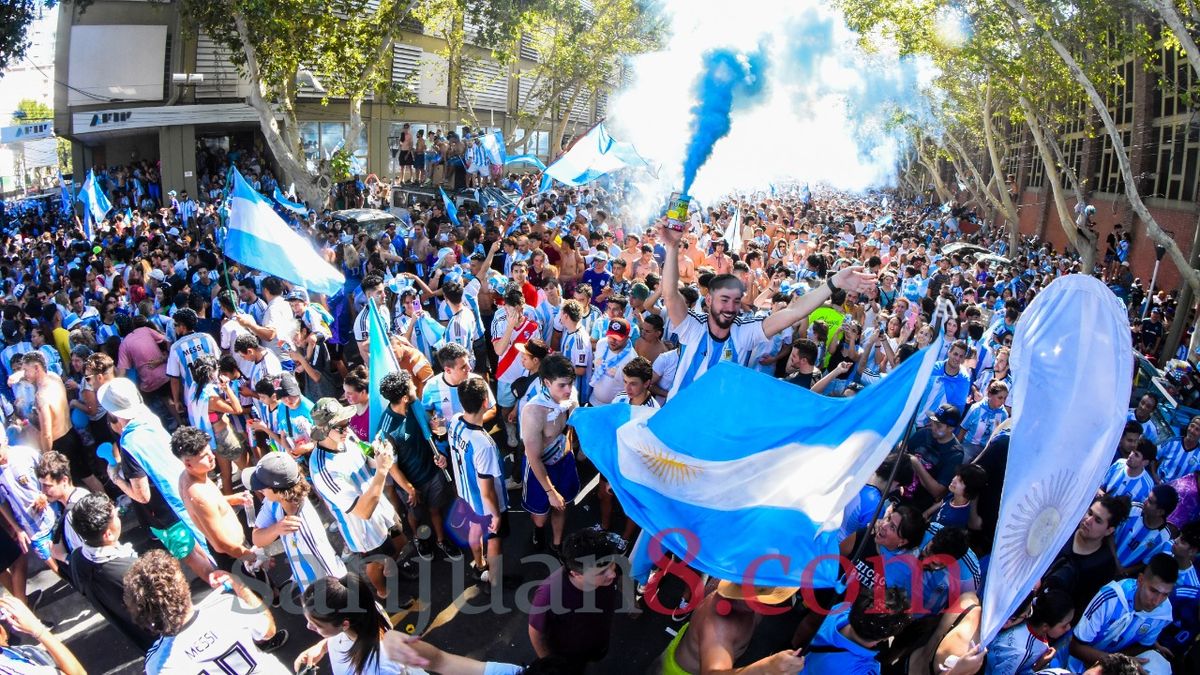 Una multitud celebró en San Juan la obtención de la Copa del Mundo por parte de Argentina. Foto: Adrián Carrizo.