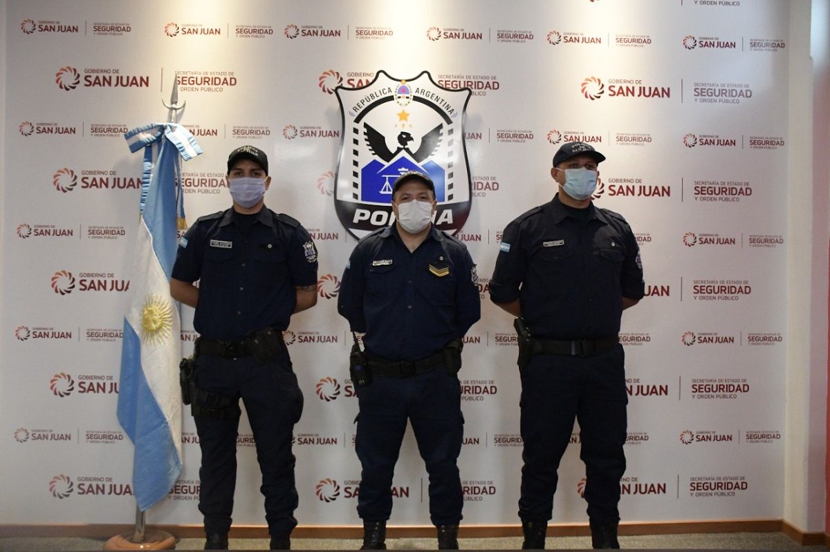 Los policías que participaron de la reanimación del bebé. De izquierda a derecha: agente Leonel Escudero