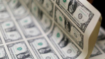 El dólar oficial cayó a $92,96 y el CCL avanzó a $152,24