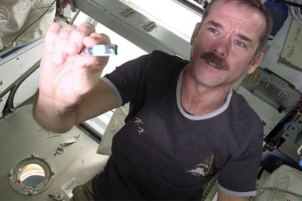 ¿Cómo se cortan las uñas los astronautas en el espacio?