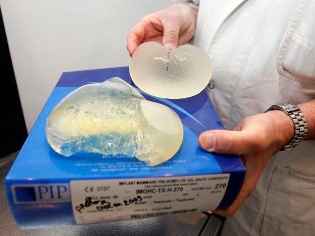 Millonaria demanda por implantes mamarios defectuosos