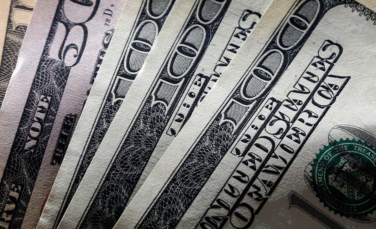 El dólar blue continúa operando en su máximo histórico