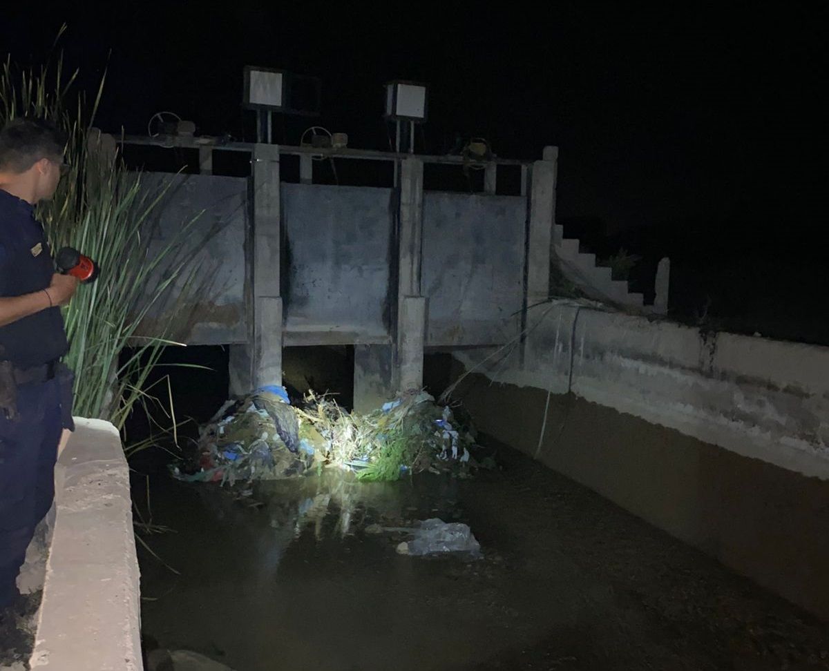 Así se veía el canal Céspedes a las 6 de la mañana, tras el corte de agua para la búsqueda