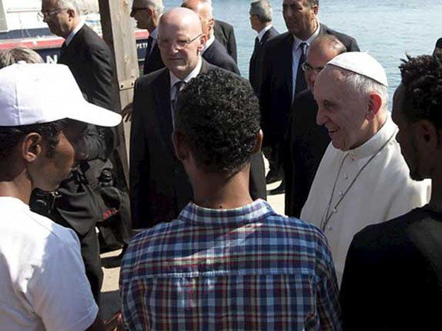 Francisco pidió que los conventos vacíos alberguen a inmigrantes y refugiados