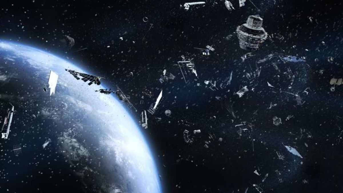 Así será la primera misión para limpiar basura espacial alrededor de la ...
