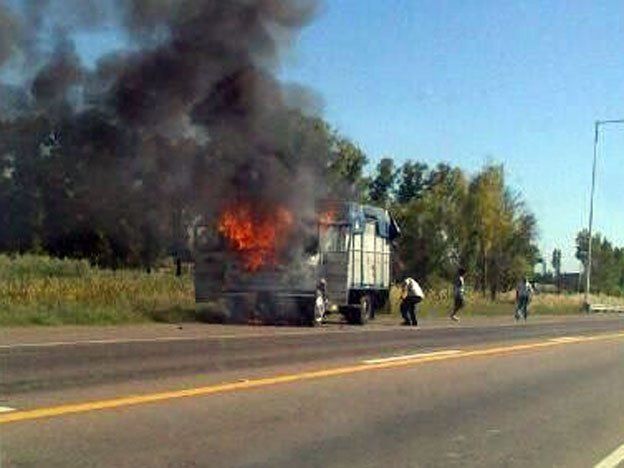 Un camión que transportaba artículos de librería se incendió en Ruta 40