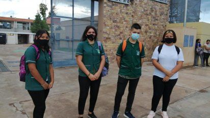 Regreso a clases en San Juan. Los alumnos de 6º esperaban por ingresar a las aulas. 