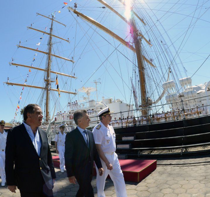 Macri recibió a la Fragata Libertad tras 196 días de viaje