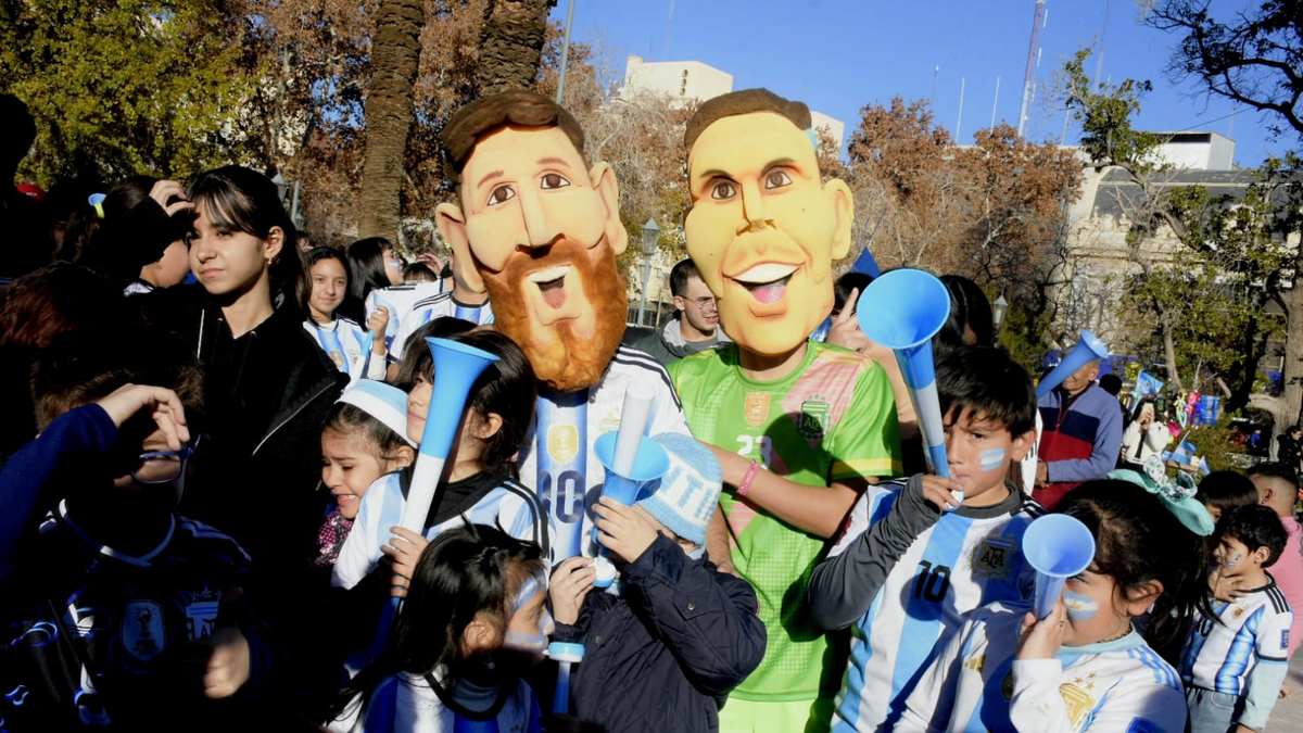 Fotos: familias enteras festejaron en la Plaza 25 de Mayo la clasificación argentina