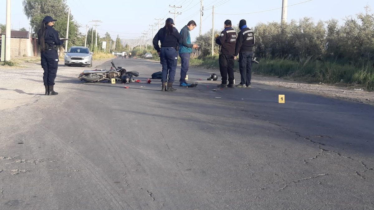 Un motociclista quedó grave tras impactar con un utilitario