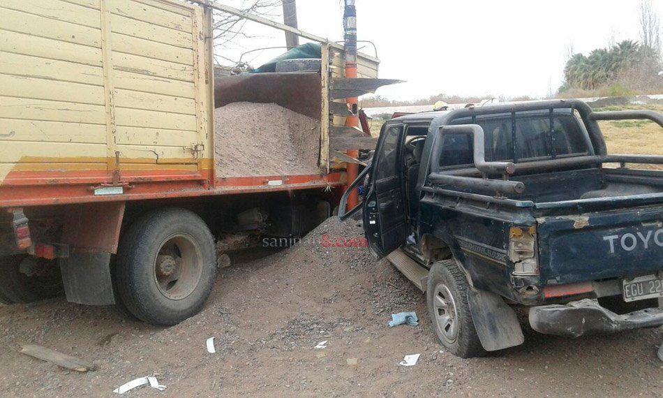Un accidente entre un camión y una dejó a una familia
