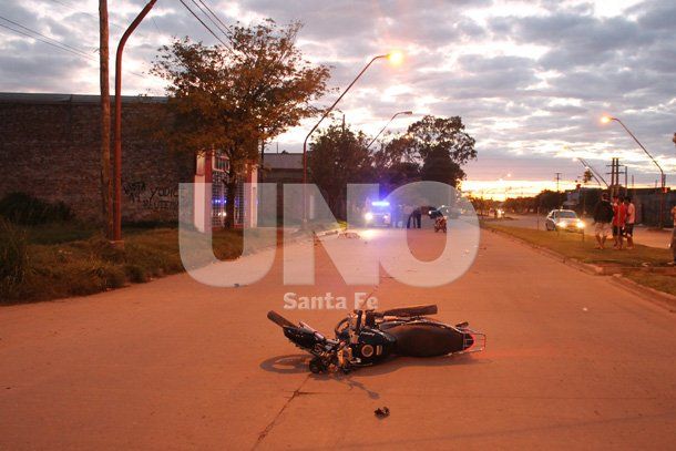 Accidente fatal: un joven perdió el control de su moto, cayó al pavimento y falleció