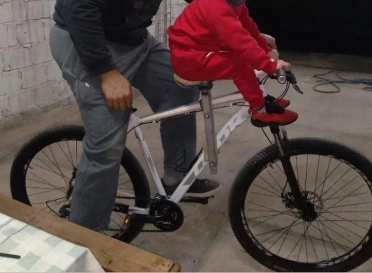 Video: así robaron la bicicleta de un empleado de una distribuidora
