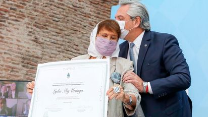 Fernández homenajeó a Madres de Plaza de Mayo.