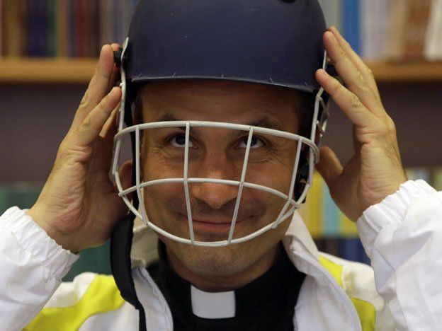 El Vaticano se mete en la competencia de cricket y Francisco lo festejó con té
