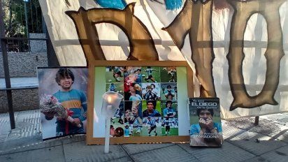 Fanáticos de Maradona improvisaron un santuario en Plaza 25 de Mayo