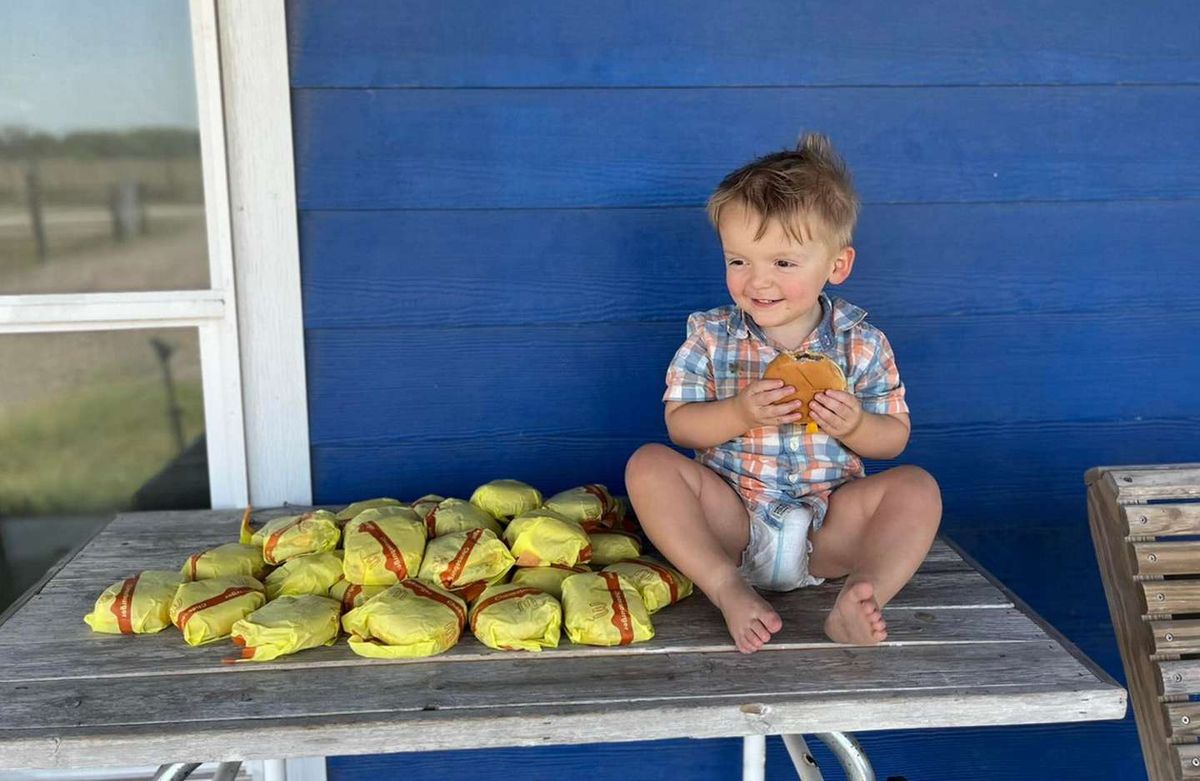 Un nene de 2 años pidió 31 hamburguesas desde el celular de su mamá