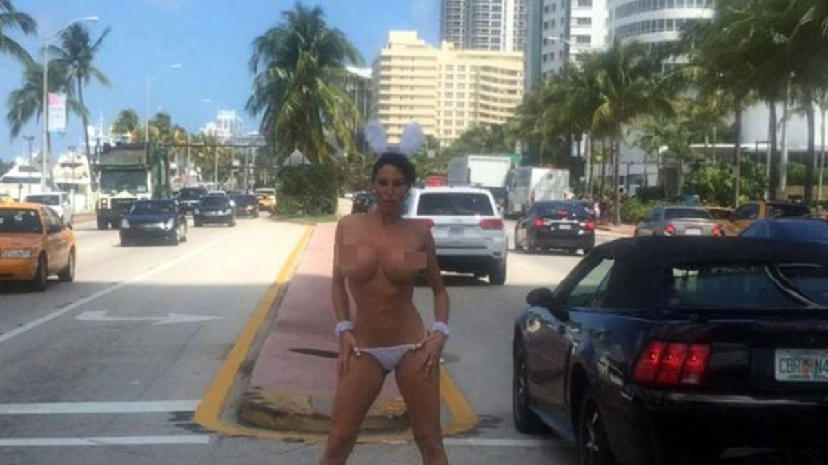 Vicky Xipolitakis se paseó desnuda por las calles de Miami