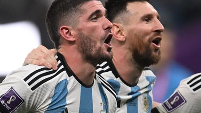 De Paul festeja el gol de penal de Messi ante Croacia. Foto: Télam.