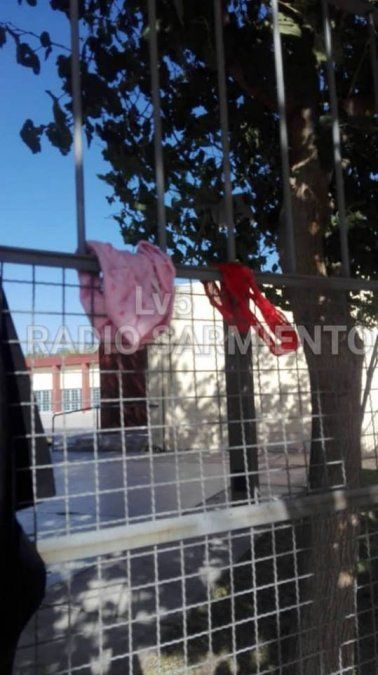 Insólito: colgaron bombachas y calzoncillos en la reja de una escuela para que se sequen