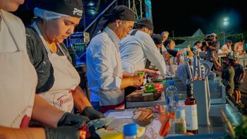 Miles de personas vivieron la primera noche de la Fiesta del Tomaticán 2025