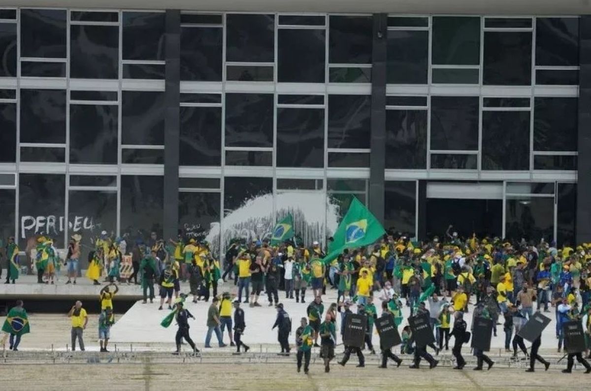 Revelan que militares impidieron la detención de atacantes de los edificios públicos de Brasil.