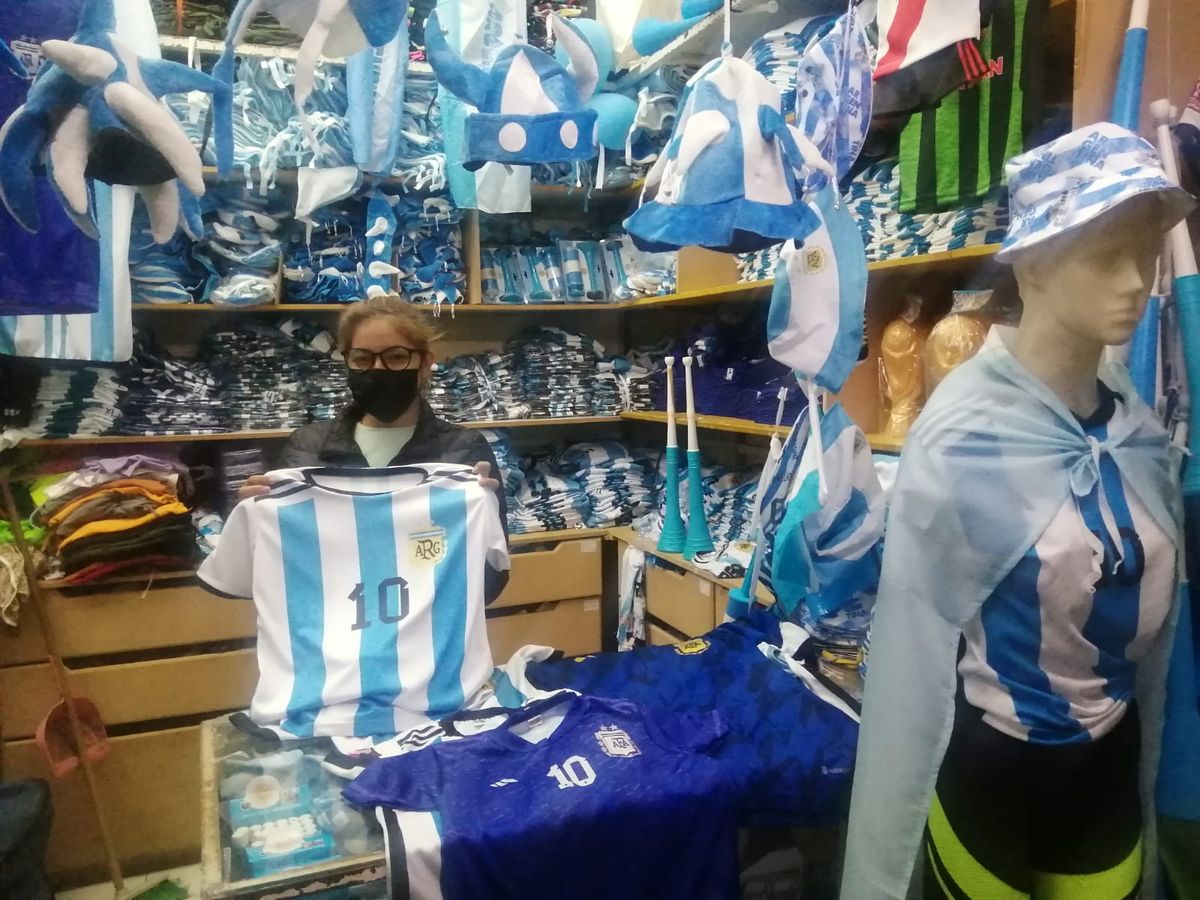 A falta de la original, crece la venta de camisetas alternativas de la Argentina