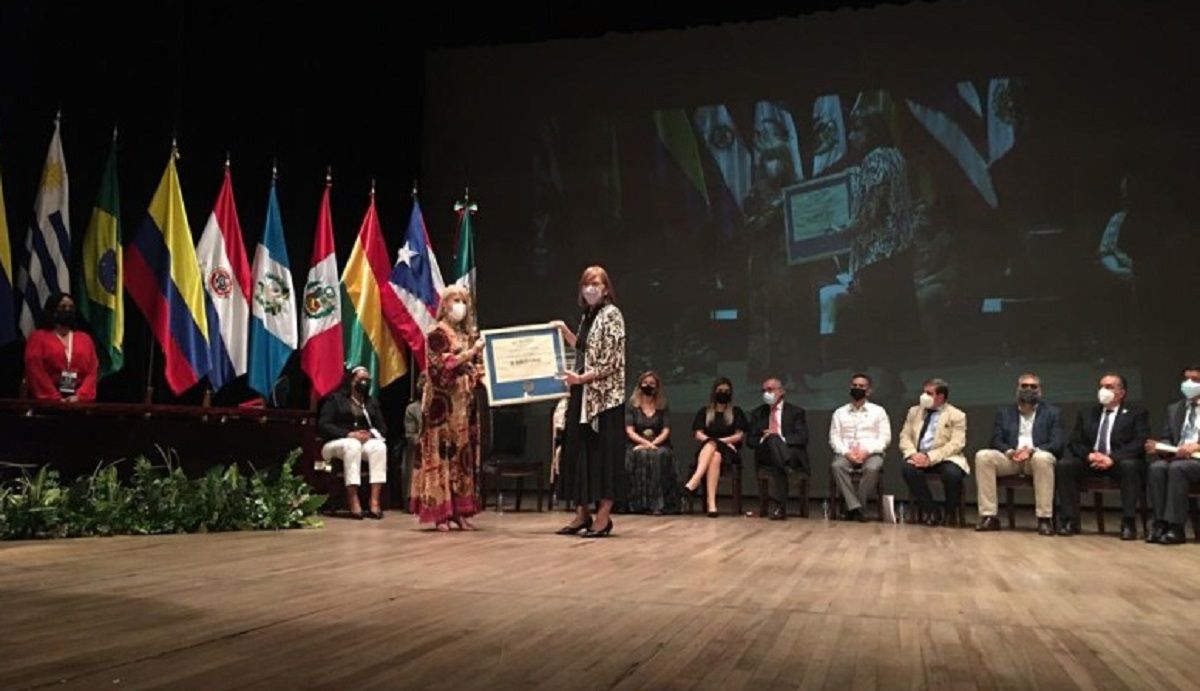 Uñac recibió el máximo galardón al mérito municipalista de la UIM