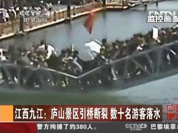 Mirá cómo cayó un puente peatonal en China en una zona turística