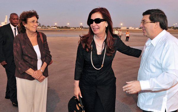Cristina se vio con Fidel y visitó el hospital en el que está Chávez