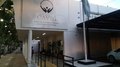 Golpeó con el puño a su pareja en medio de un sepelio