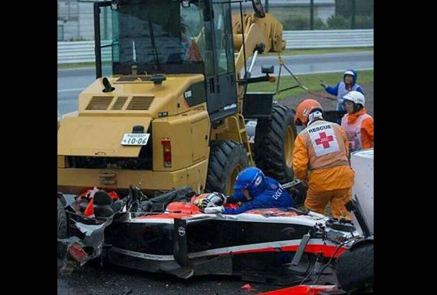 Un corredor de F1 quedó grave tras estrellarse contra una grúa