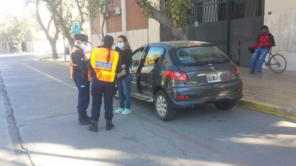 Dos autos protagonizaron un siniestro vial en pleno centro