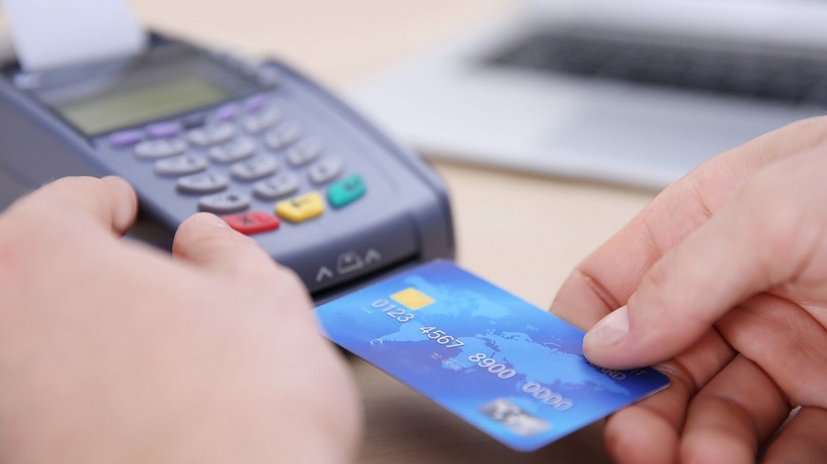 Alertan por sobreprecios en compras con tarjeta de débito