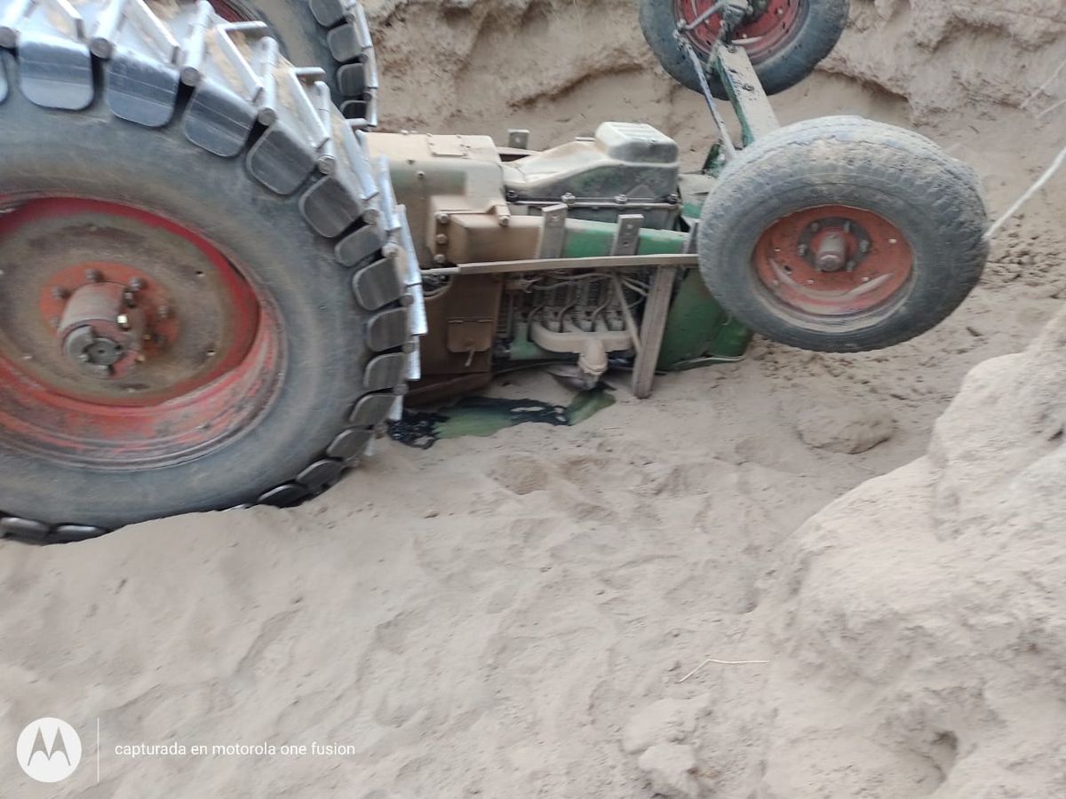 Accidente laboral: un joven fue aplastado por un tractor y murió