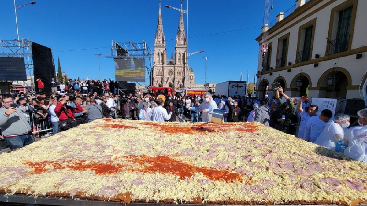 Cocinaron la milanesa a la napolitana más grande del mundo