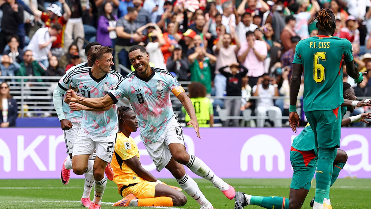 Bélgica dio vuelta un partido increíble ante Senegal y se metió en octavos