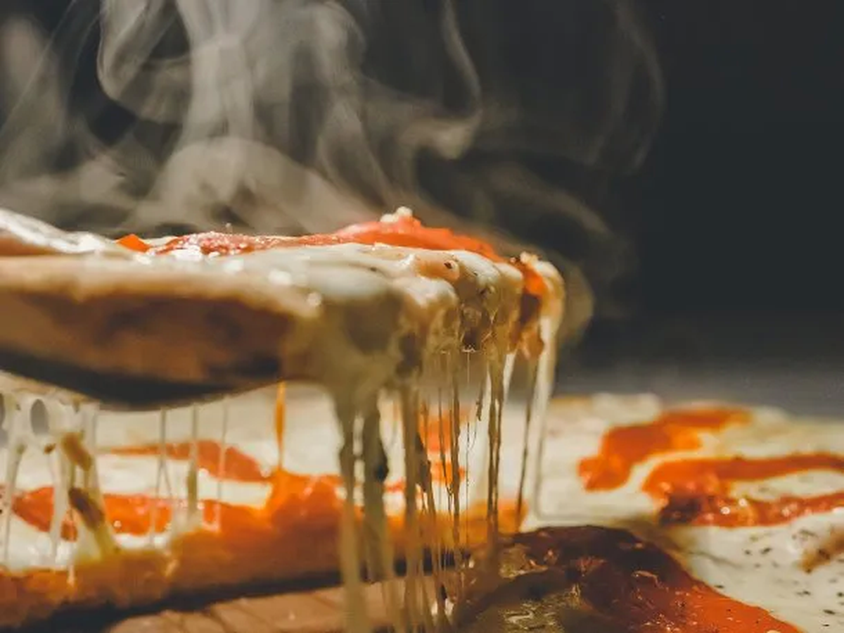 Para no prender el horno: cómo calentar pizza en una sartén