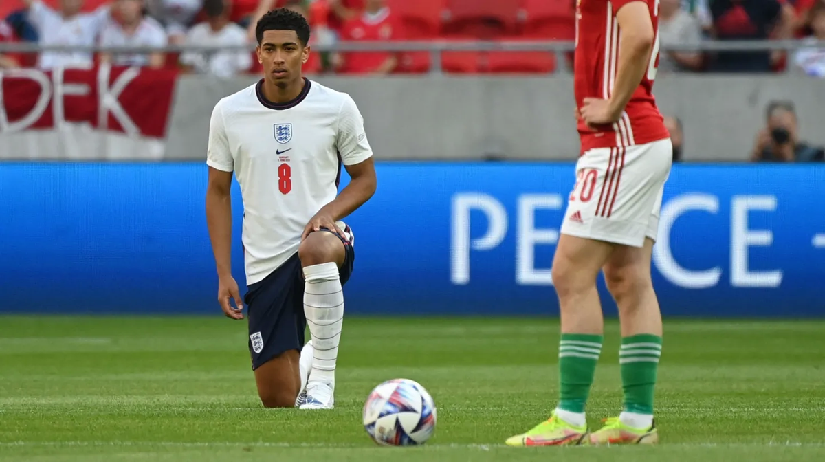 Los jugadores de Inglaterra se arrodillaron  ara repudiar el racismo
