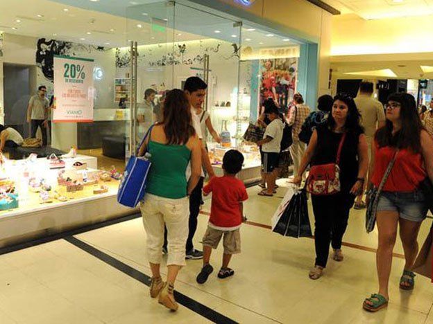 Para el Indec subieron 16,9% las ventas en súper y 14,3% en shoppings