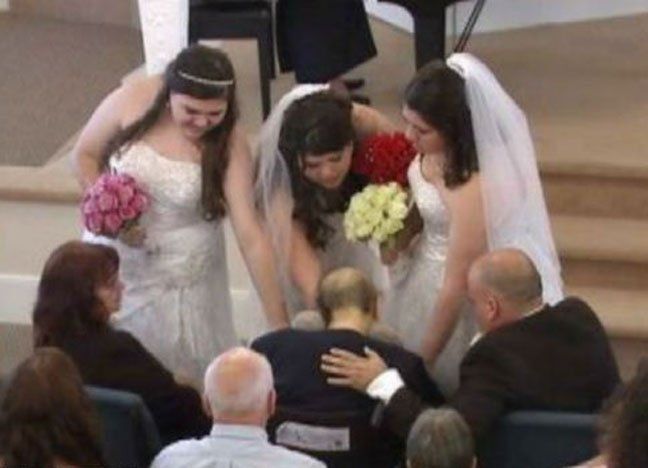 Tres hijas se casaron el mismo día para cumplir el último deseo de su madre