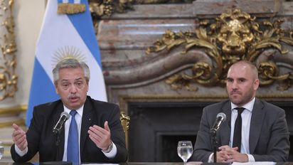 Alberto Fernández y Martín Guzmán durante la conferencia de prensa. Foto: Télam.