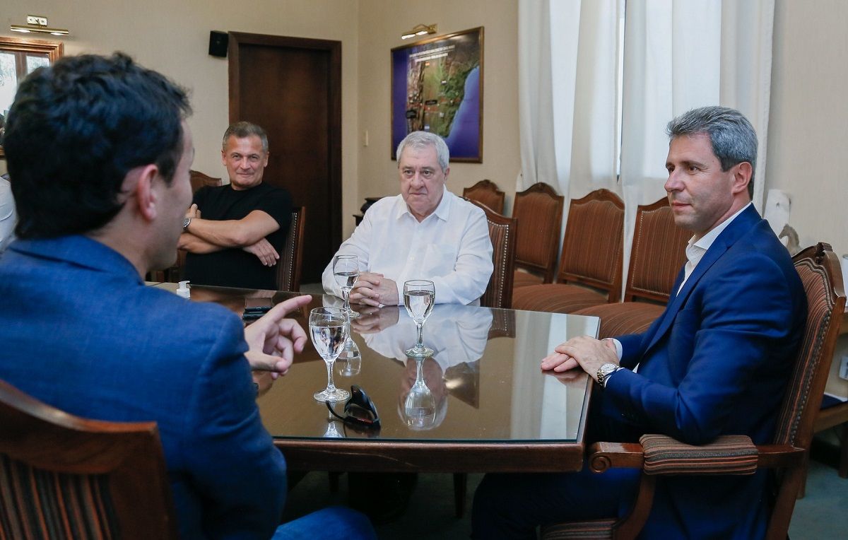 Uñac mantuvo una reunión con el presidente de Boca, antes del partido