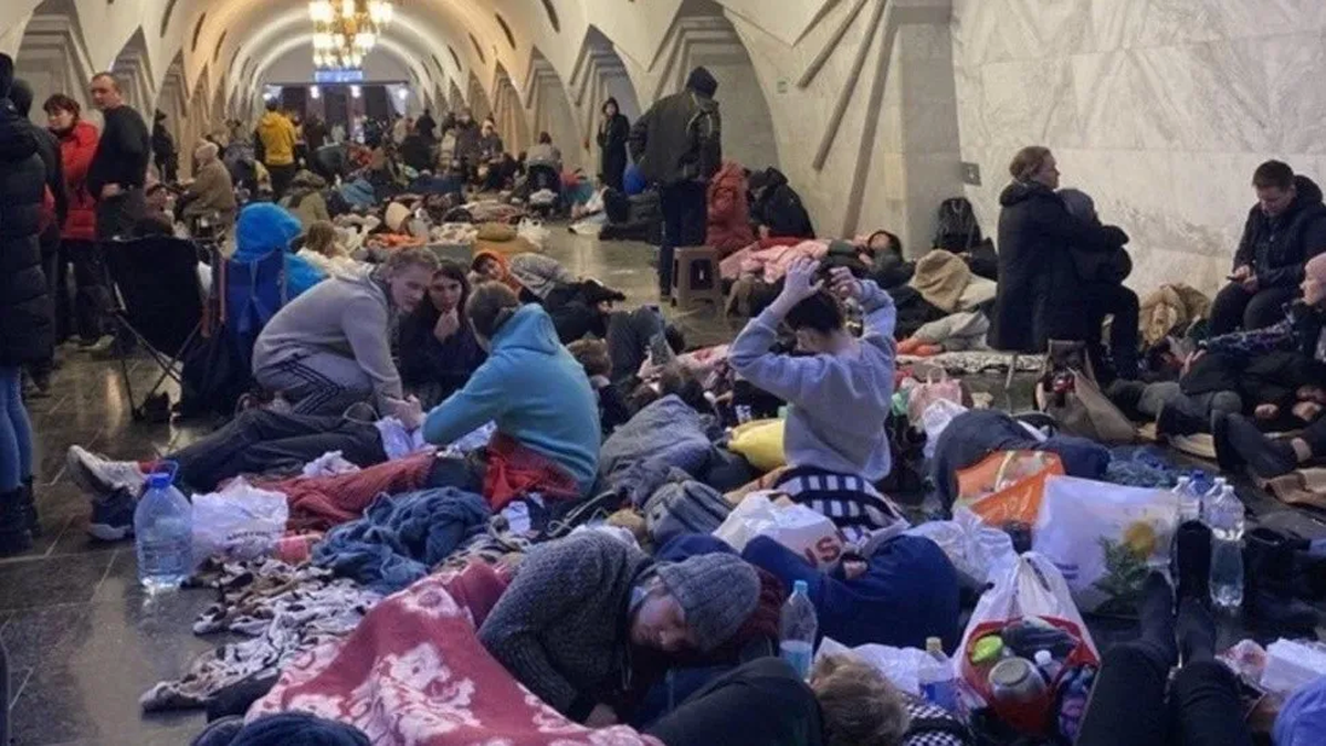 En medio del bombardeo, nació un bebé en el subte de Kiev