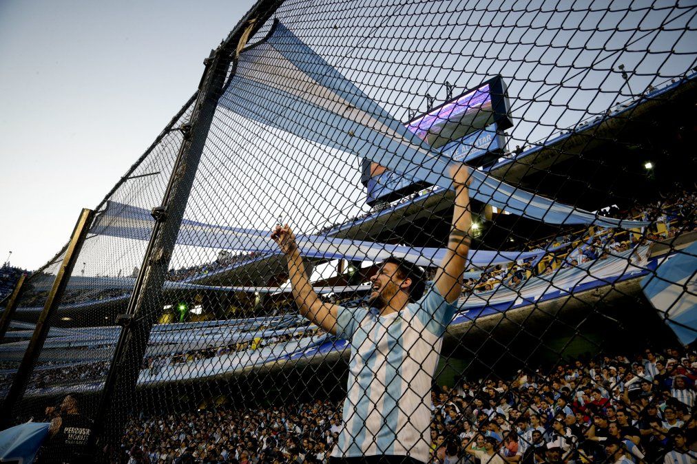 La previa en vivo: La Bombonera toma color a la espera de Argentina vs. Perú