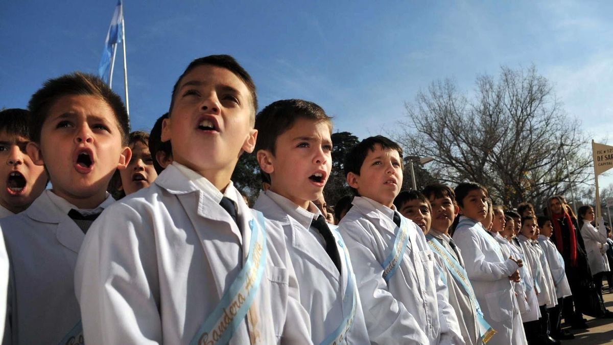Educación prohibió cobrar por los actos de Promesa a la Bandera