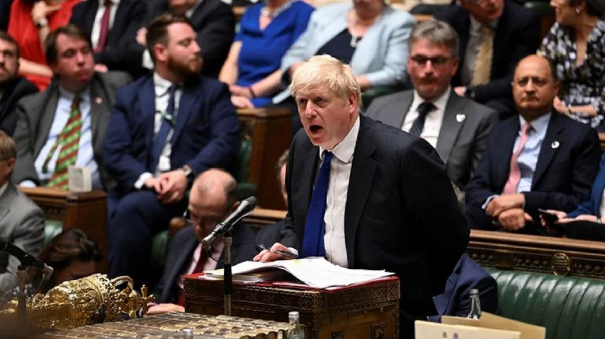 Una ola de renuncias vació el gabinete de Boris Johnson
