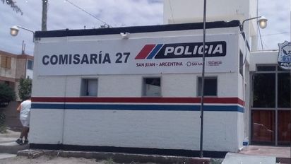 Intentóesquivar un pozo y terminó contra las rejas de una vivienda