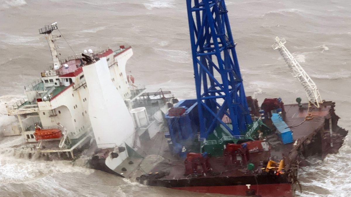 Encuentran 12 cuerpos tras el naufragio de un barco por un tifón