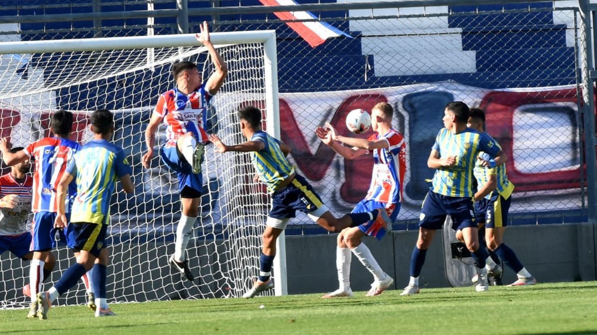 Peñarol jugó en el Bicentenario y empató con Juventud Unida